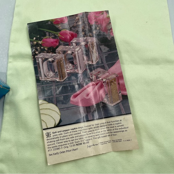 Vintage Acrylic Salt and Pepper Napkin Rings - Picture 7 of 8